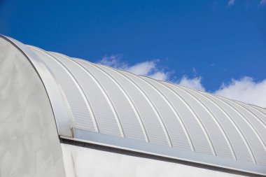 Modern inşaat. Metal kemer-span çatı kaplama yivli. Ararken .