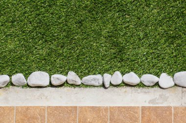Kat tasarım çini ve süs çakıl. Bahçedeki döşeme için çeşitli malzemeler. Profesyonel Bahçe