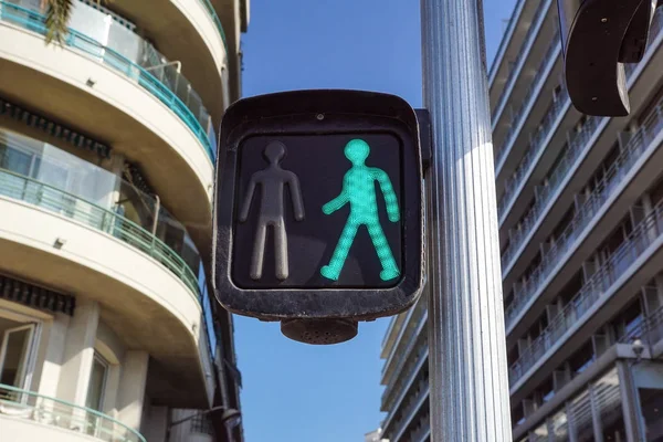 Semáforo verde, para peatones en la calle — Foto de Stock