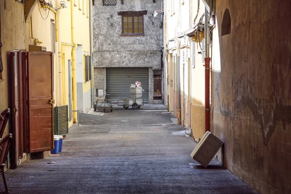 Guardando giù in un lungo vicolo buio . — Foto Stock