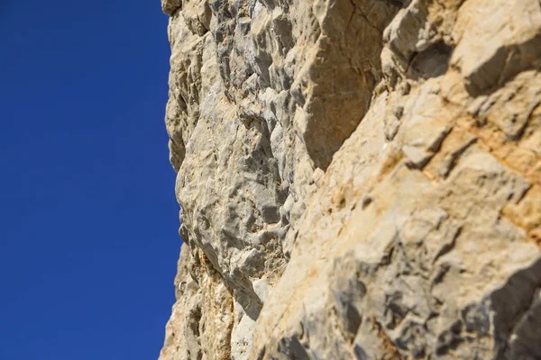 Große Felswand, Klippe gegen den blauen Himmel — Stockfoto