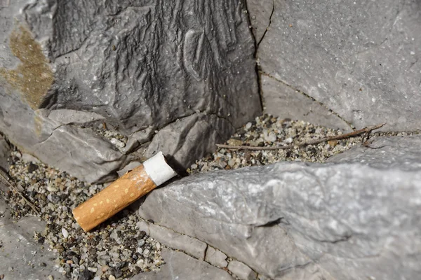 A földön használt cigaretta — Stock Fotó
