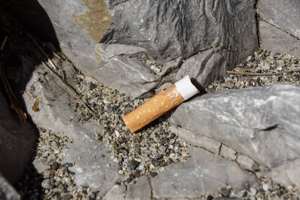 Cigarrillo usado en el suelo — Foto de Stock