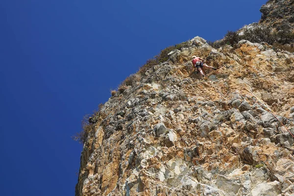 Большая скальная стена, скала против голубого неба — стоковое фото
