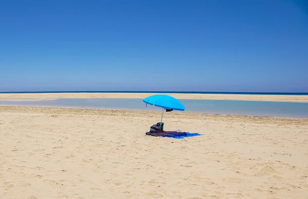 Пляж пустелі з сонячними відтінками, спокійним морем, блакитним небом, хмарами. Літній туристичний напрямок . — стокове фото
