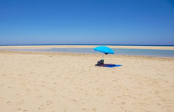 Praia do deserto com sombras de sol, mar tranquilo, céu azul, nuvens. Destino de viagem de verão . — Fotografia de Stock