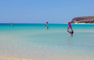 Fuerteventura, Kanarya Adası'nda 8th Haziran 2017: bir grup insan Rüzgar Sörfü pratik. Bu bir sörf okulu kullanarak öğrenmek gereklidir. Bu sporu sevdi ve adanın uygulanan