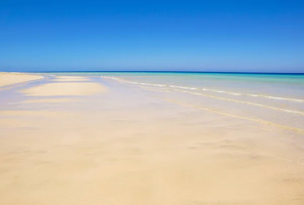 Praia de areia branca bonita e ilha Canária, mar de Fuerteventura . — Fotografia de Stock