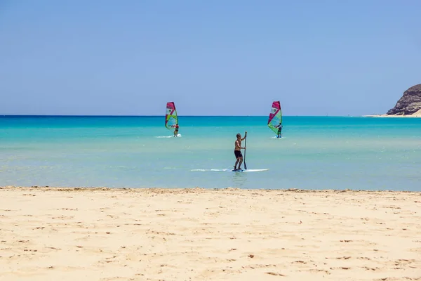 Fuerteventura, Canaries 08 juin 2017 : Un homme aime la planche à voile. il est nécessaire d'apprendre en utilisant une école de surf. ce sport est aimé et pratiqué dans toute l'île — Photo