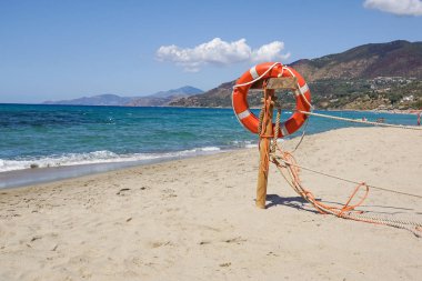 Kum plajındaki bir yere denizde can simidi