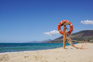 Kum plajındaki bir yere denizde can simidi