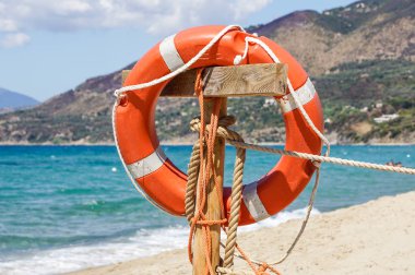 Kum plajındaki bir yere denizde can simidi