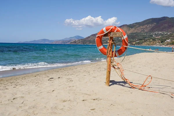 Σωσίβιο στην αμμώδη παραλία κάπου κοντά στη θάλασσα — Φωτογραφία Αρχείου