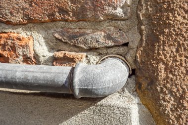 Duvarın üzerindeki su boruları. Yakın çekim