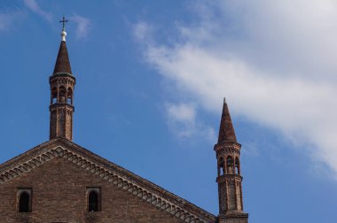 Barok Kilisesi 'nin mimari cephe detayları. mavi gökyüzü