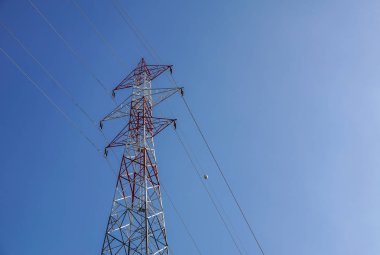 Mavi gökyüzü karşı Maine'deki bir büyük metal yarar Kutbu'ndaki yüksek gerilim elektrik hatları kesiştiği