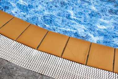 mavi su ve taş kenar havuz soyut arka plan .