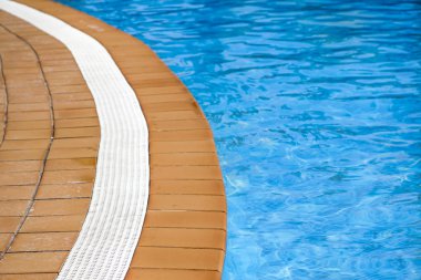 mavi su ve taş kenar havuz soyut arka plan .