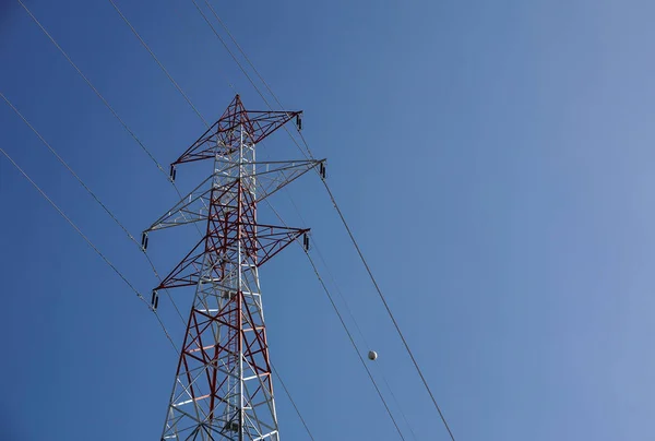 Hoog Voltage Power Lijnen Elkaar Kruisen Een Grote Metalen Hulpprogramma — Stockfoto