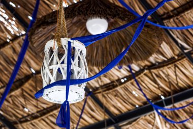 Işıklar decoratedlantern bir kulübe bir bambu Kanopi çatı altında .