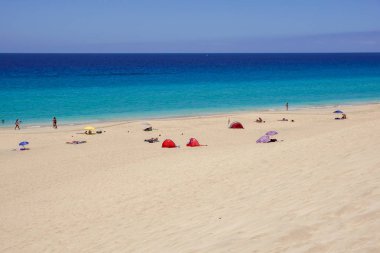 Kumul ve Morro Jable kentindeki Fuerteventura, Kanarya Adaları, İspanya bir plaj sahil mesire