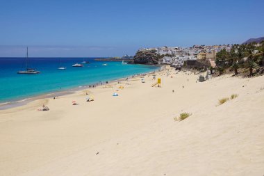 Kumul ve Morro Jable kentindeki Fuerteventura, Kanarya Adaları, İspanya bir plaj sahil mesire