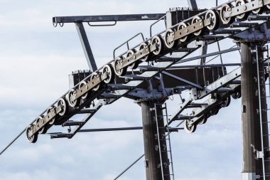 Ski lift kablo booth veya araba, teleferik ve teleferik taşıma sistem sis Vadisi arka plan üzerinde kayakçılar için