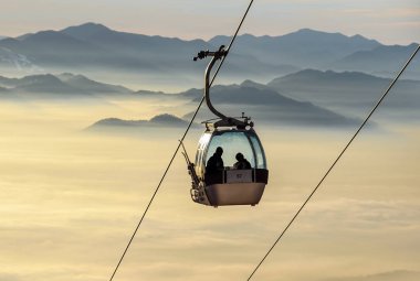 Ski lift kablo booth veya araba, teleferik ve teleferik taşıma sistem sis Vadisi arka plan üzerinde kayakçılar için