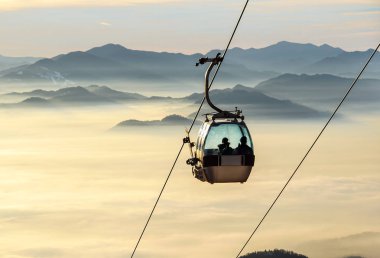 Ski lift kablo booth veya araba, teleferik ve teleferik taşıma sistem sis Vadisi arka plan üzerinde kayakçılar için