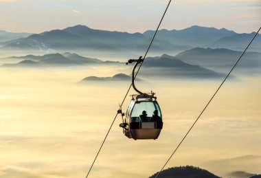Ski lift kablo booth veya araba, teleferik ve teleferik taşıma sistem sis Vadisi arka plan üzerinde kayakçılar için