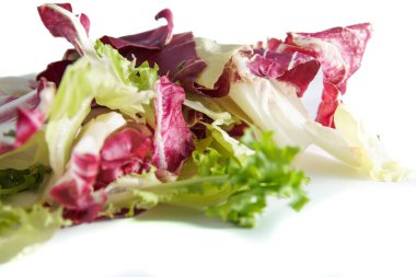 Beyaz arka plan üzerinde seçici odak izole radicchio ve yeşil marul salatası ve ve kontrollü bulanıklık .