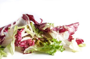 Beyaz arka plan üzerinde seçici odak izole radicchio ve yeşil marul salatası ve ve kontrollü bulanıklık .