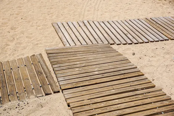 황금 모래 사장에 나무 바닥 — 스톡 사진