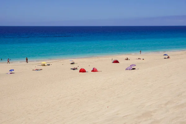 Dune di sabbia e passeggiata costiera lungo una spiaggia nella città di Morro Jable, Fuerteventura, Isole Canarie, Spagna — Foto Stock