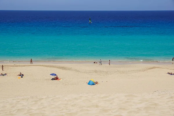 Dune di sabbia e passeggiata costiera lungo una spiaggia nella città di Morro Jable, Fuerteventura, Isole Canarie, Spagna — Foto Stock