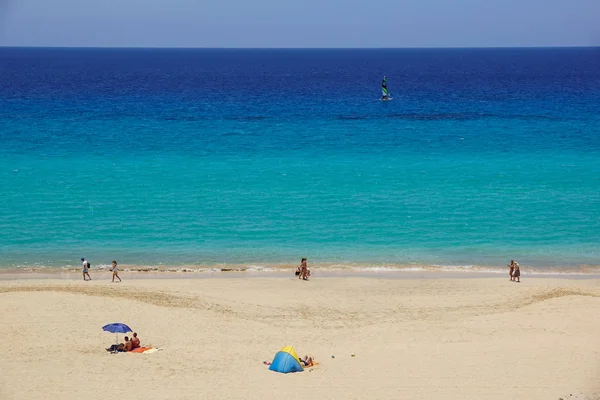 Duna de arena y paseo marítimo a lo largo de una playa en Morro Jable, Fuerteventura, Islas Canarias, España — Foto de Stock