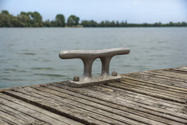 Indossato vecchio dissuasore di ormeggio arrugginito sul molo del fiume — Foto Stock