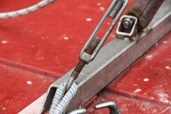 Metalen sluiting van twee stalen kabels . — Stockfoto