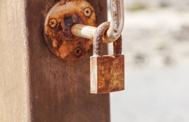 Eski bir paslı asma kilit kilit gösteren asma kilit resim kıyı bir çitle monte