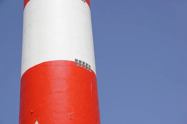 Detalhe da torre do farol, pólo listrado vermelho e branco, detalhe close-up — Fotografia de Stock