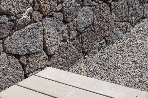 Trä grå golv på trappor whith sten tegelvägg — Stockfoto