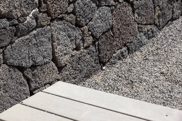 Grijze parket op de trap whith stenen muur — Stockfoto
