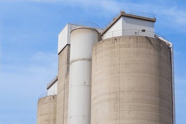 Eski Çimento siloları ve mavi gökyüzü arka plan .