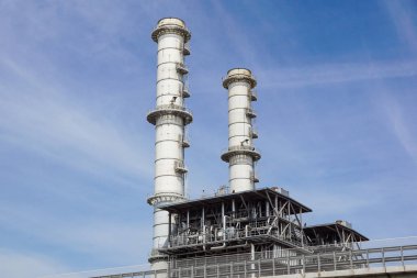 Rafineri kule ile bulutlu gökyüzü petrokimya sanayi tesisi .