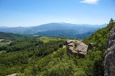 Dağ yeşil vadi dere manzara ve mavi gökyüzü