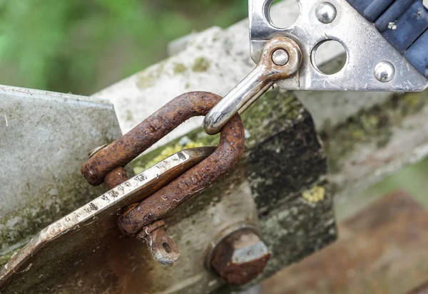 Stary Karabinek Wspinaczkowy Metal Hook Grounge Zardzewiałe — Zdjęcie stockowe