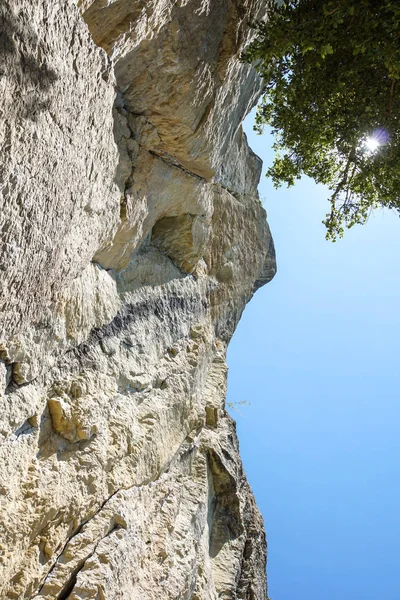 Parede Rochosa Uma Montanha Que Estende Até Céu Azul — Fotografia de Stock