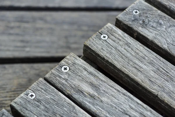 スタイリッシュなデッキチェアの行 木の板 — ストック写真
