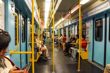 Milan, Italya-25 Şubat: Subway Wagon 25 Şubat 'ta commuters, 2018 Milan, Italya. Milan Underground yaklaşık 76 km uzunluğunda ve 84 istasyonlarda çalışma için üç satır üzerinde yayılmış