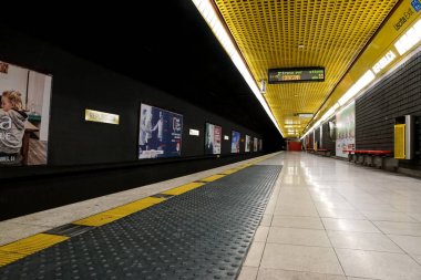 Milan, Italya-30 Aralık 2017: Metro İstasyonu platformu Porta Romana Milan.